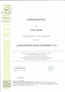 Zaświadczenie Anity Ryby o ukończeniu podstawowego kursu ceramiki 2 stopnia.
