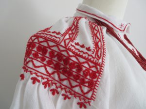 Strój lasowiacki kobiecy grębowsko-tarnobrzeski zbliżenie na haft.