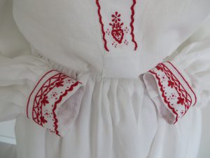 Strój lasowiacki kobiecy grębowsko-tarnobrzeski z czerwonym haftem.