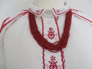 Strój lasowiacki kobiecy grębowsko-tarnobrzeski z czerwonym haftem.