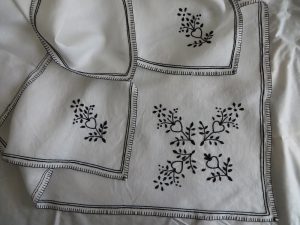 Strój lasowiacki kobiecy grębowsko-tarnobrzeski z czarnym wzorem