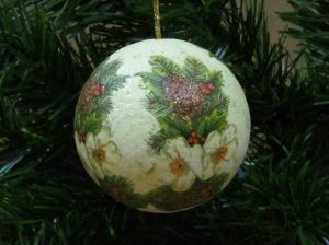 bombka na choinkę z wzorem szyszki.