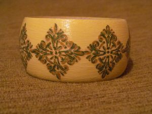 zbliżenie drewnianej miski.