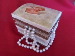 pudełko na biżuterię z aniołkiem.