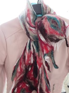 filcowa chusta różnokolorowa.