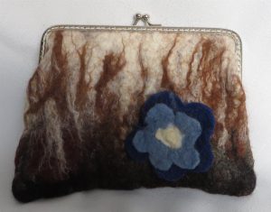 filcowa portphonetka z niebieskim kwiatkiem