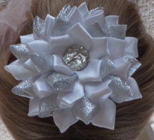 zbliżenie osoby noszącej białą spinkę do włosów.