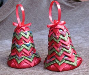 para czerwonych i zielonych dzwonków świątecznych.