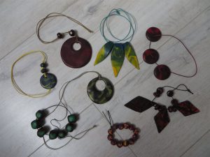 kilka różnych kolorowych naszyjników na stole.