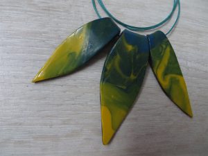 zbliżenie na zielony naszyjnik na stole.