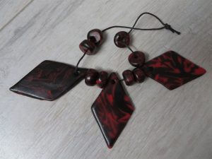 czerwono-czarny naszyjnik.