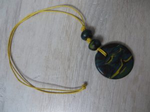 naszyjnik z żółtym sznurkiem i marmurową zawieszką.