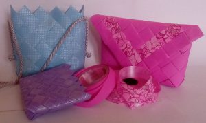 kilka kawałków papieru leżących na stole.