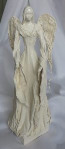 biały posąg anioła ze skrzydłami.