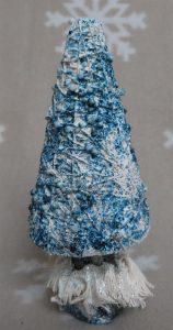 niebiesko-biała choinka z płatkami śniegu.