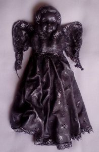 czarny aniołek z białym tłem.