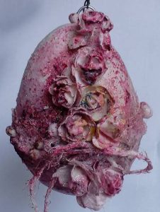 różowa ozdoba wykonana ręcznie.