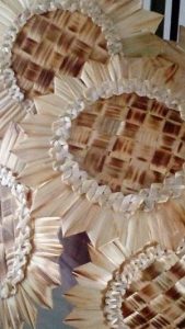 kwiaty wykonane ze słomy.