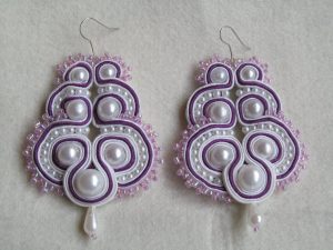 para fioletowych i białych kolczyków z koralików.