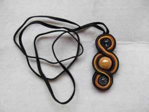 naszyjnik z koralikiem i sznurkiem.