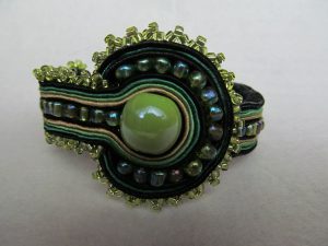 zielono-czarna ozdoba.