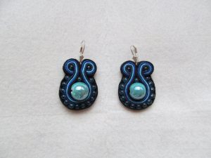 para fioletowych kolczyków.