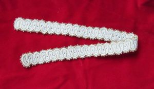 para białych dekoracji na czerwonym suknie.