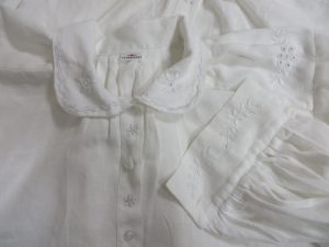 zbliżenie na białą koszulę.