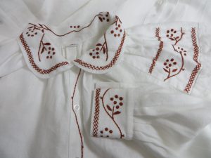 biała koszula z brązowym wzorem.