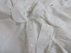 zbliżenie na białą koszulę z białym haftem.