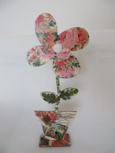 kwiat w wazonie wykonany z papieru.