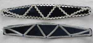 dwa kawałki materiału przeszyte srebrną nicią.