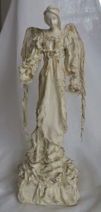 posąg anioła w kolorze białym.