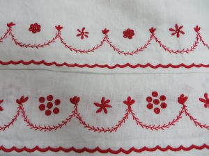 para biało-czerwonych haftowanych wzorów.