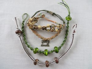 grupa bransoletek leżących na stole.