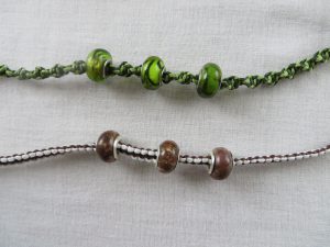 kilka koralików, które są na sznurku.