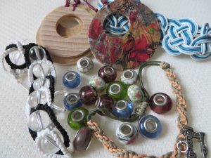 na stole leży pęczek koralików i koralików.