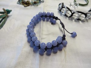 zbliżenie bransoletki na stole.