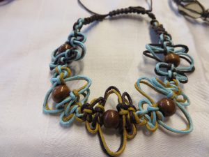 zbliżenie na naszyjnik na stole.