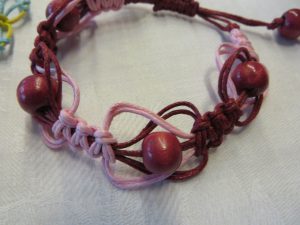 zbliżenie bransoletki na stole.