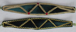 para zielonych i złotych opasek na białej powierzchni.