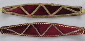 para czerwonych i złotych opasek.