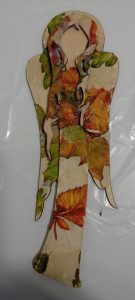 dzieło sztuki leżące na stole.