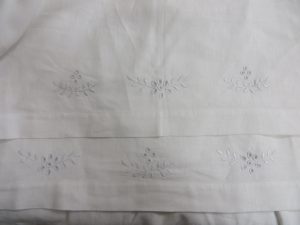 zbliżenie na materiał z białym wyszyciem.