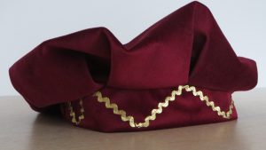 zbliżenie czerwonej torebki na stole.