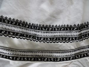 zbliżenie na czarno-biały haft.