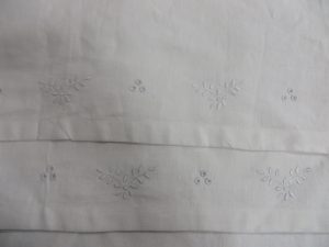 zbliżenie na biały haft ludowy.