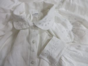 zbliżenie na białą koszulę na łóżku.