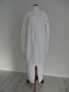 biała sukienka na manekinie w pokoju.