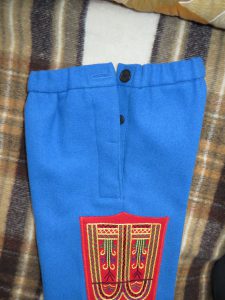 zbliżenie pary niebieskich spodni.